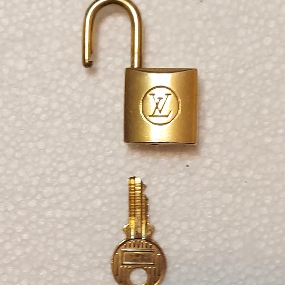 Louis Vuitton Vintage EUC Lock 🔐 and Key #202 - Picture 4 of 15